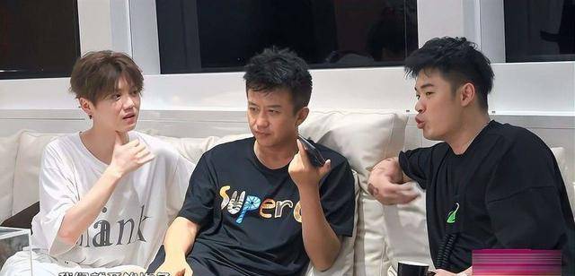 作为《哈哈哈哈哈》第2季节目的常客彭昱畅,也发了一条微博祝贺邓超的