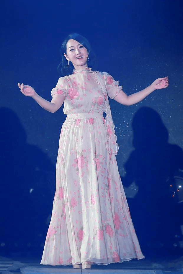 杨钰莹穿毫无特色的丝绸裙,年纪大发福肚子凸起,俨然农家奶奶!