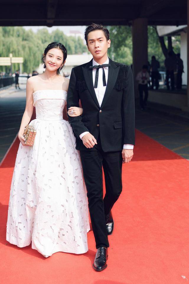 唐艺昕真高调,穿"无痕"鱼尾裙暴露曲线,怪不得张若昀宠上天_礼服_时尚