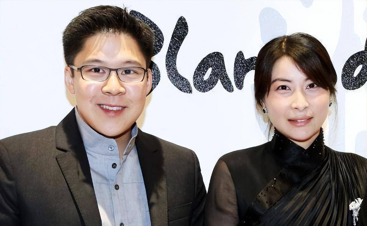 "郭晶晶的五官非常立体,圆润的脸型很是大气,是非常典型的旺夫相