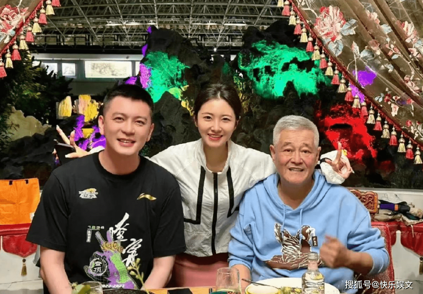 赵本山26岁女儿逆势开店!嫁素人后投身实体事业,专卖女性商品