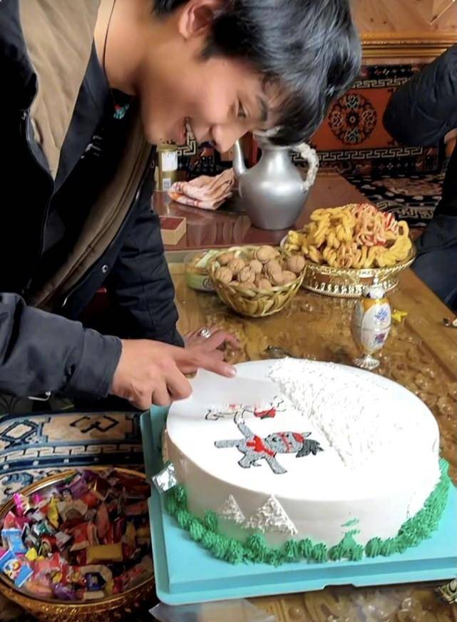 20岁丁真庆生现场曝光,坐地手举大蛋糕,笑容灿烂样