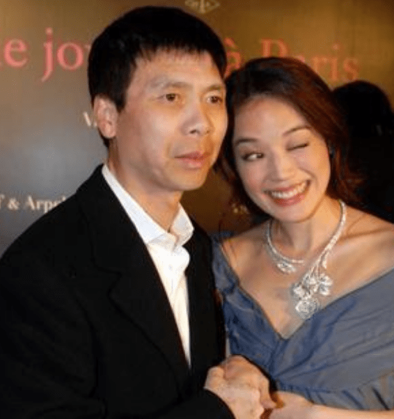 舒淇罕见晒照,冯小刚神情憔悴显沧桑,此前曾对赌失败赔偿过亿_合作