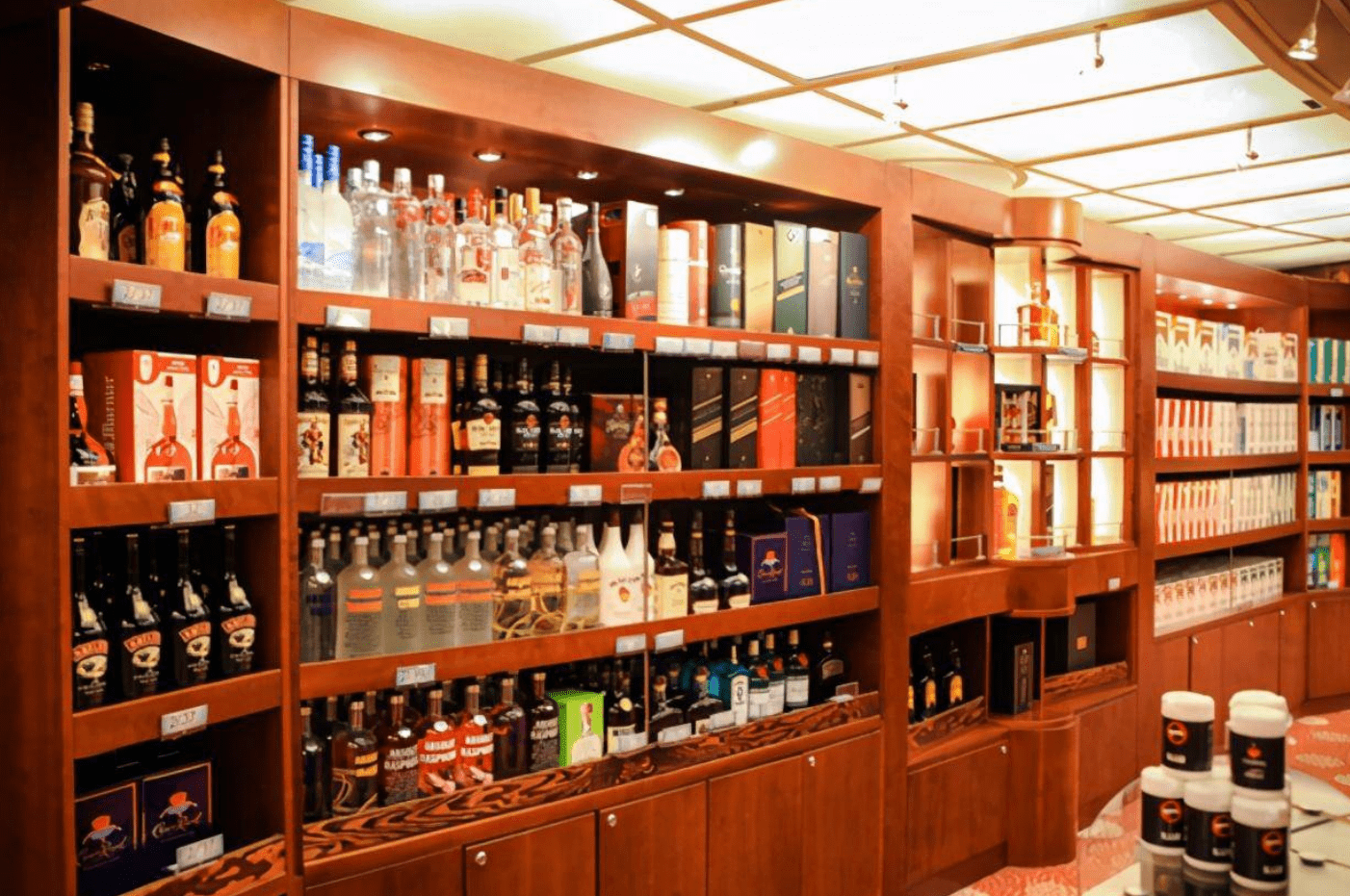 烟酒店老板晒酒柜,结果全是廉价酒_口感_网友_酒窖