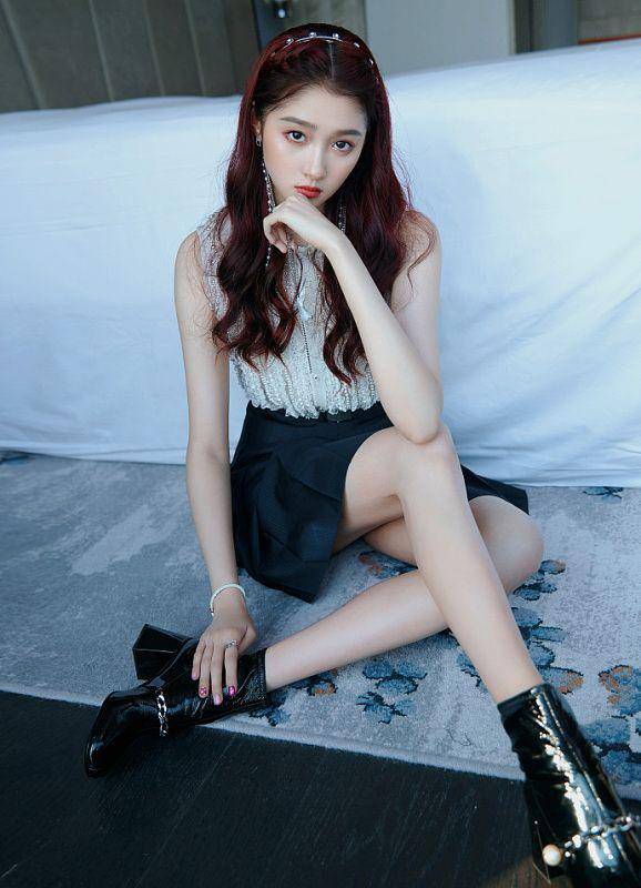 关晓彤气质好百变,白色无袖上衣配红发,看起来真是又甜又撩_少女_时尚