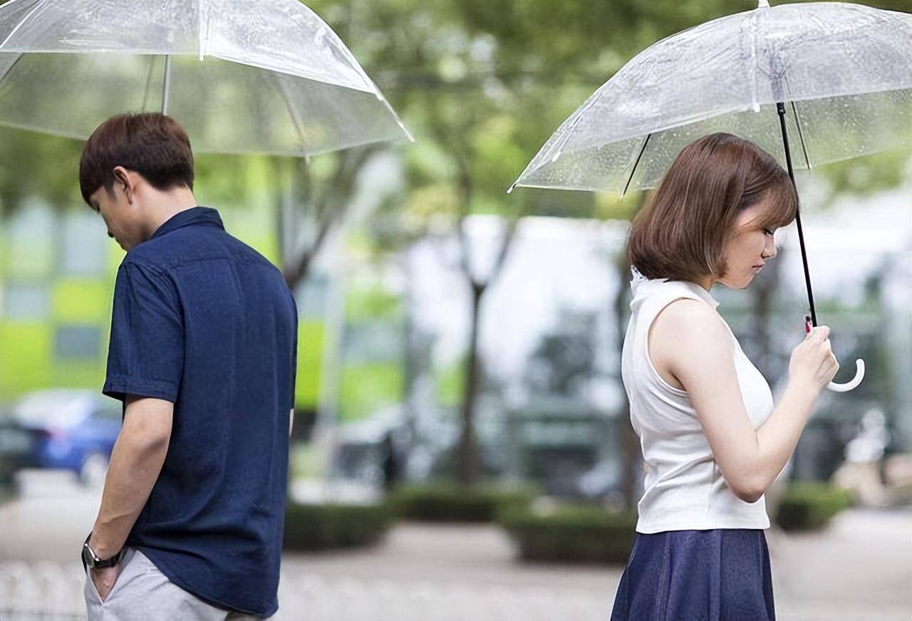 虽然当时小陈也无奈地同意了分手,但是在小陈心里,小雅的地位无可替代