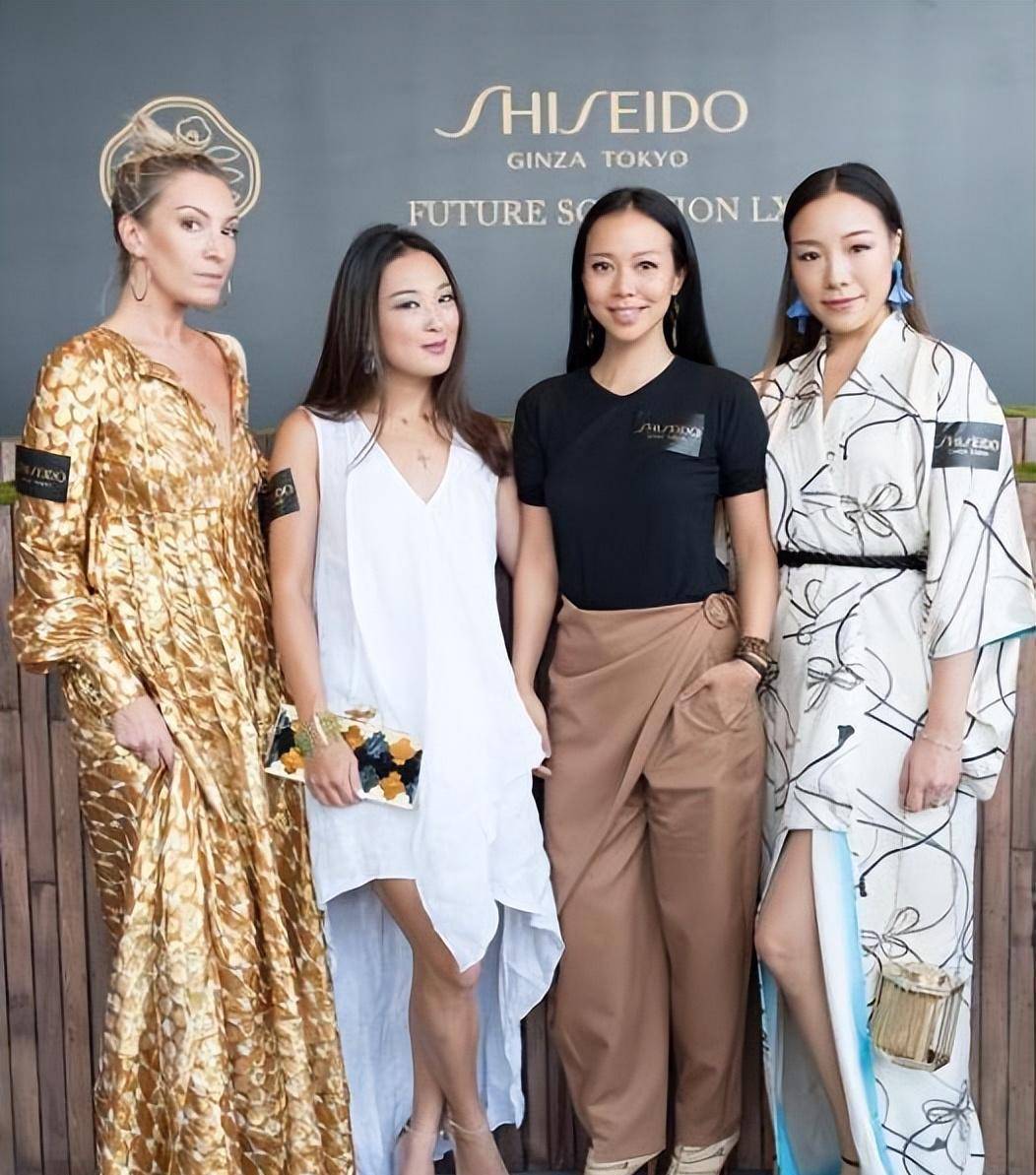 林青霞难得带着女儿现身,穿浅粉色连衣裙太美了,女儿质朴的气场压倒