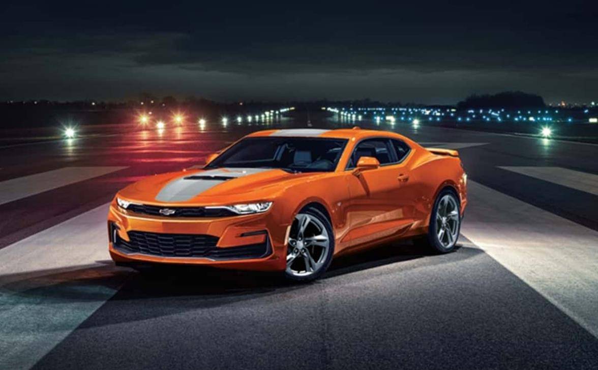 处的设计比较狭窄,机器盖的散热孔也是比较暴利,符合美系肌肉车的味道