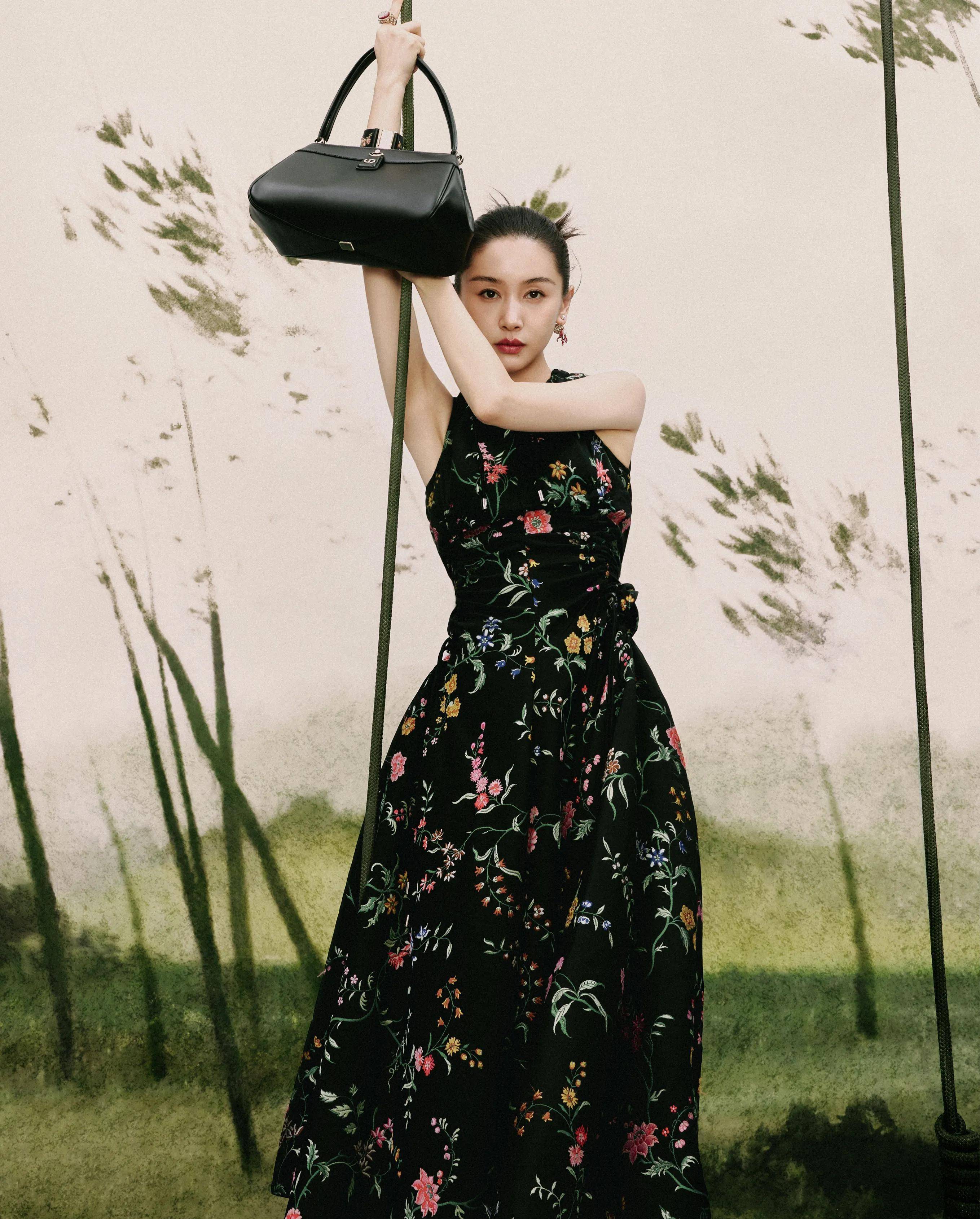 登上《王子文仙境》封面大秀身材,身穿白杨花印花,漂浮在花车上气场两