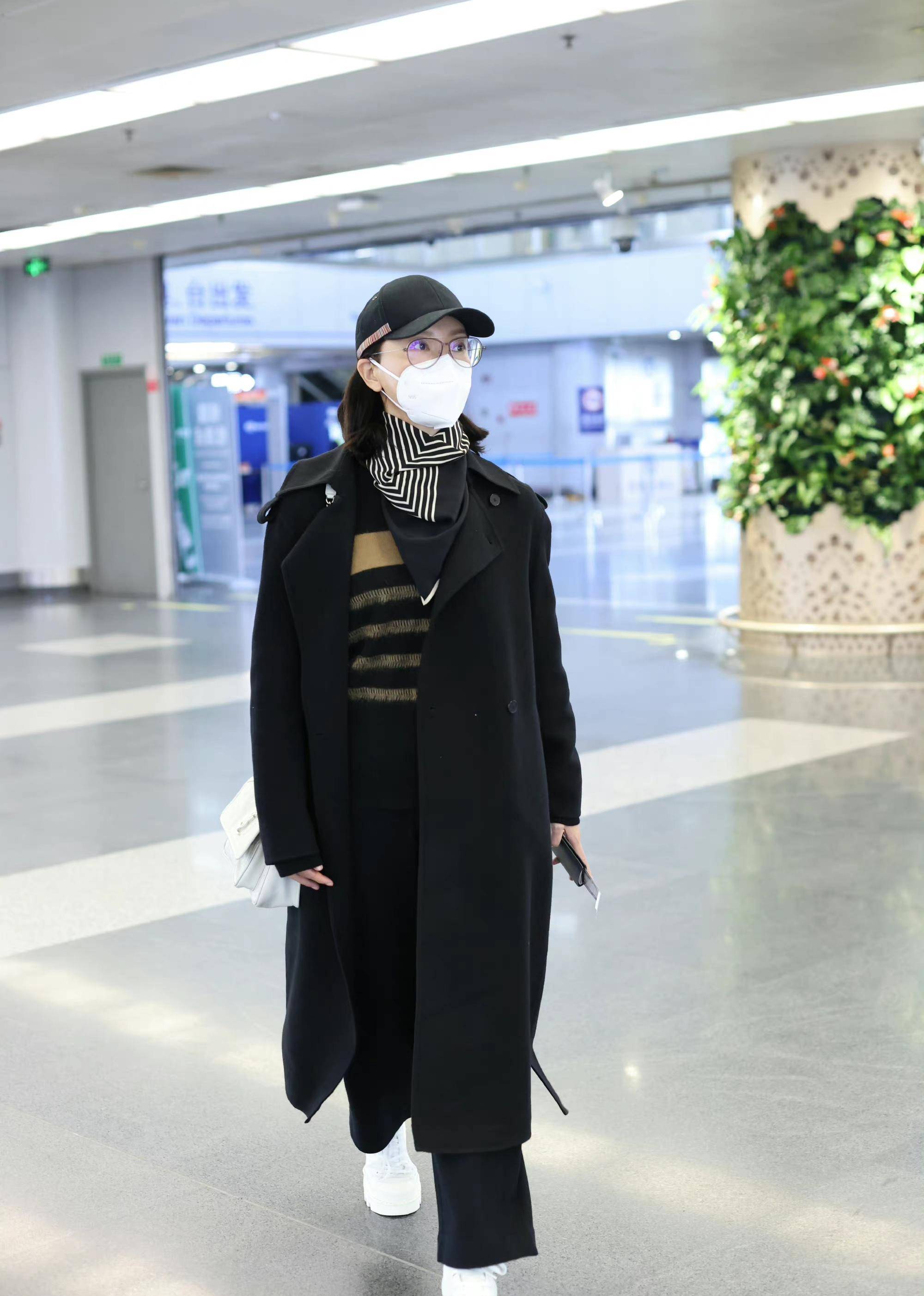 45岁陈数现身机场,黑色大衣搭配围巾,保暖又显气场_衣服_时尚_造型