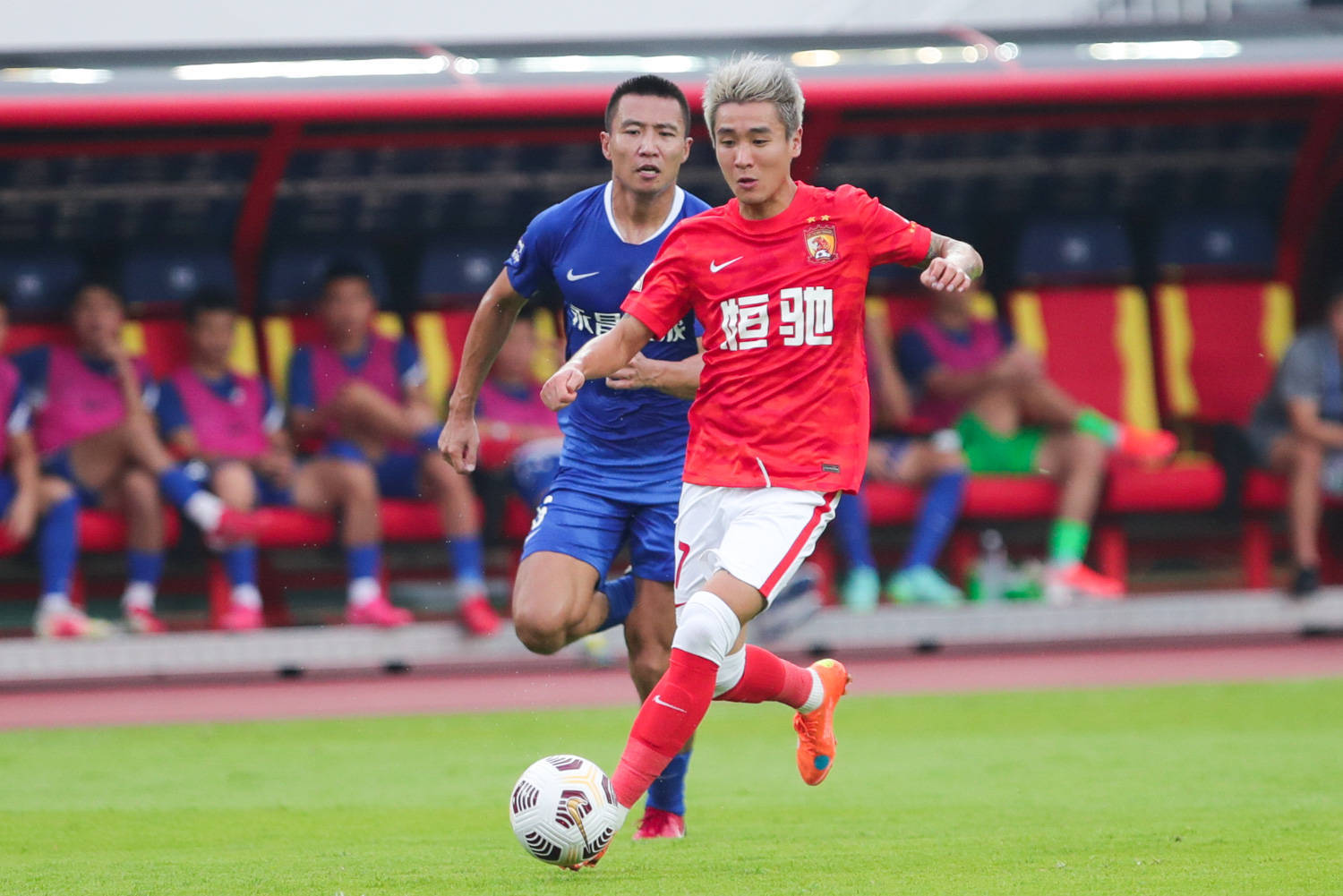 吴俊杰严重犯规被罚款5万,很多人担心他的收入交得起吗?