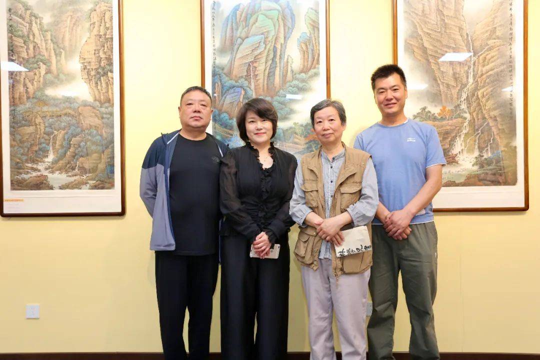 邢立宏,张荷芝在画展现场观看作品陈之海在画展现场介绍画作张晋,时