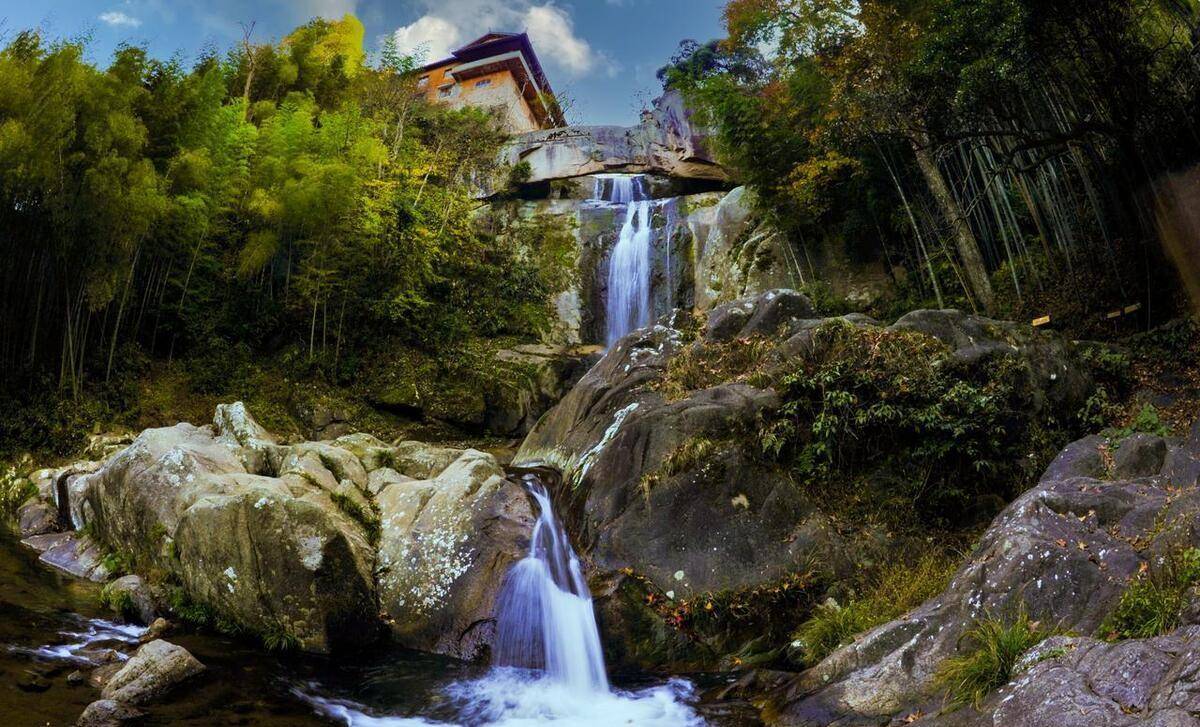 4. 华顶景区华顶峰是天台山的主峰,华顶寺游人如织,香火鼎盛.