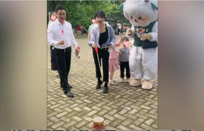 黄老师开始转型：“挖呀挖”与520“约会” 网红文旅局长推广旅游-黄老师是谁呀