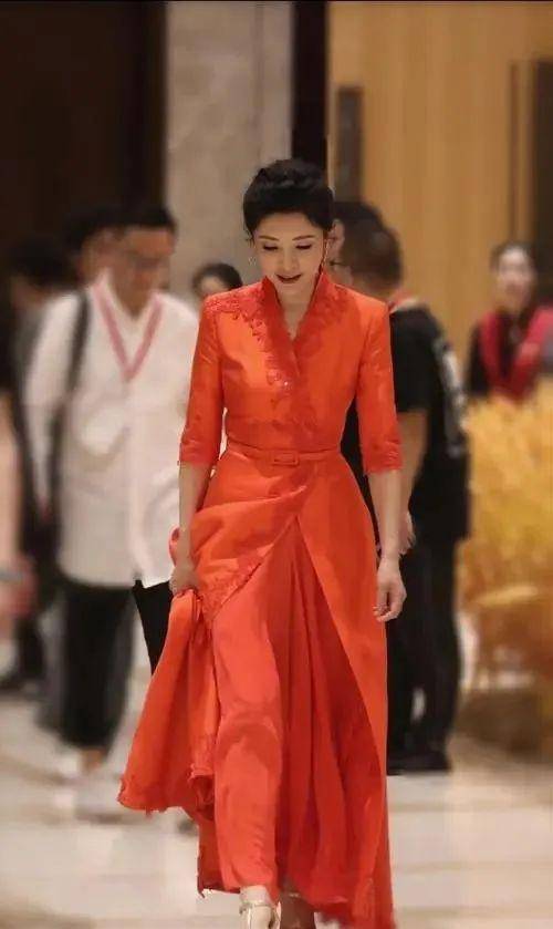 周涛不能低调!穿小香风现身,气场强大,也非常优雅_身材_裙子_曲线