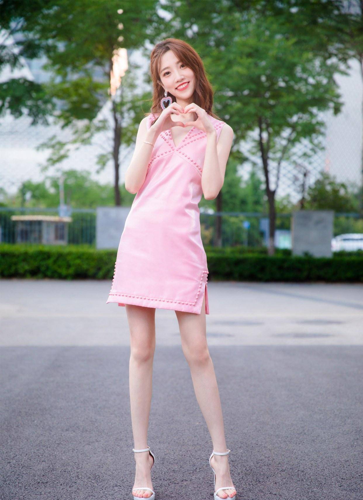 张纯烨才是真腿精,一袭红裙登台大气高级,这身材主持人里少见_款式