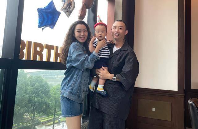 gai为儿子庆祝一岁生日,柚柚坐爸爸怀中超乖,单人照有点太霸气_王斯然