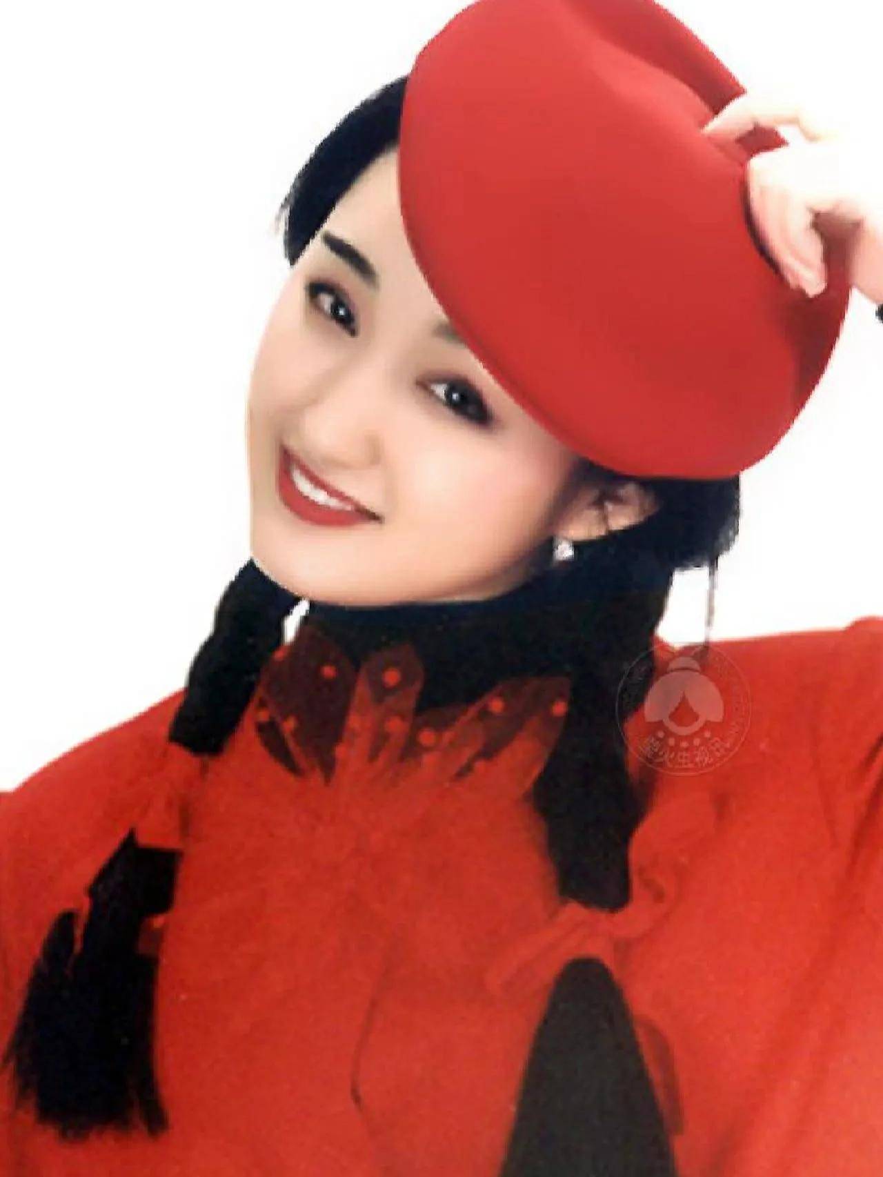 杨钰莹的身材引人注目,有关她是否怀孕的疑问引起了热议!