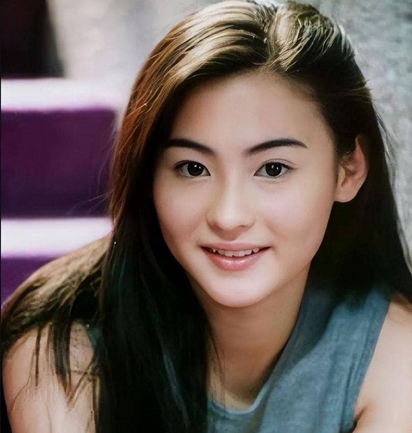 04在离婚之后的张柏芝并没有闲着,从三胎的出生就能看出来.