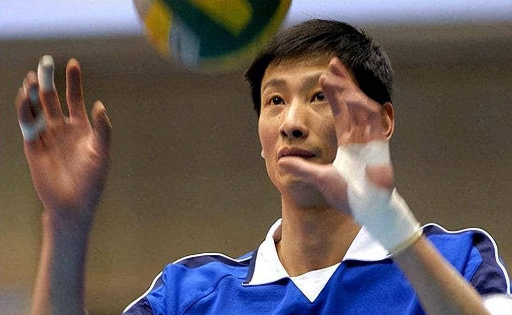 排球先生副攻郑亮48岁瘫痪,父亲去世,新生活靠汪嘉伟!