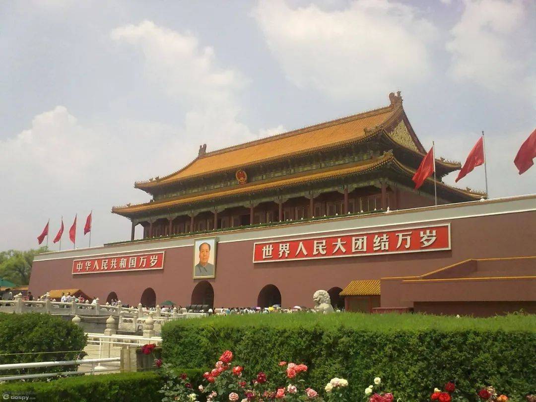 眺望"十里长街"的川流不息,俯瞰"皇宫门前"的车水马龙,感受大国崛起的