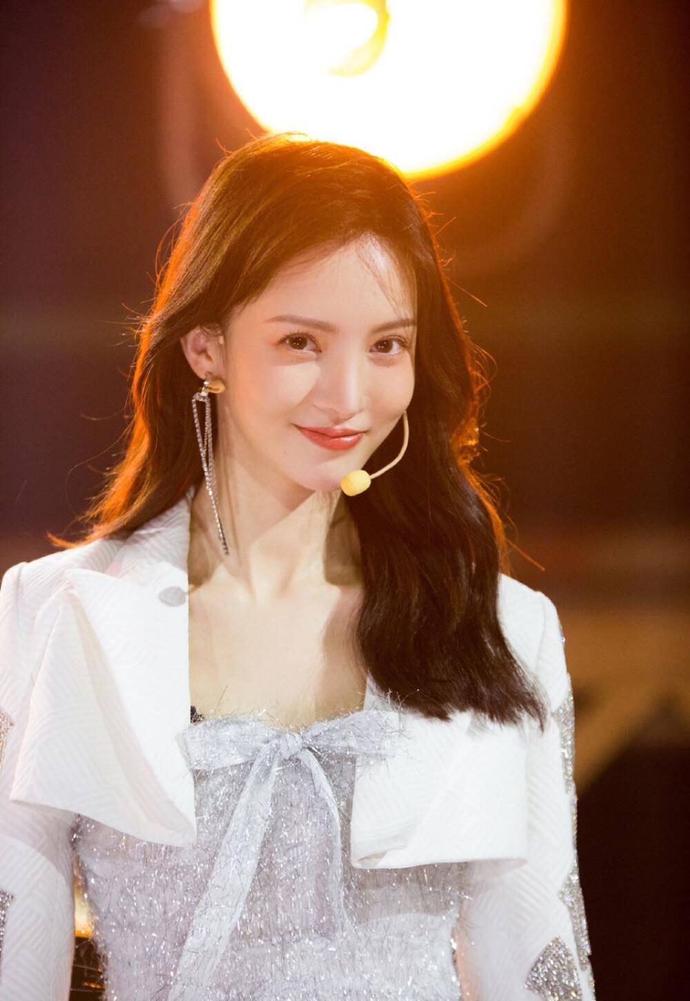 11月22日,一张《隐秘而伟大》关于金晨的剧照,被网友在网络上传播开了