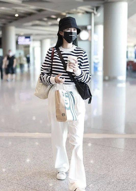 选择了这一款黑白相间的条纹上衣,如今已到春季,天气转凉,这样的衣服