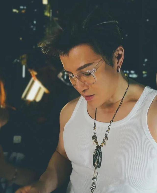 《薰衣草》大红一时,45岁的许绍洋竟然也是不老男神_健身_自律_身材