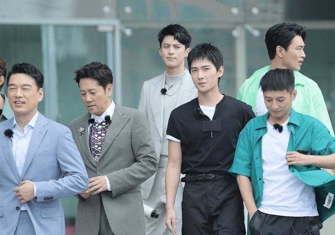 《元气满满的哥哥》杨洋黑色服装帅气亮相,一旁的王耀庆成为陪衬