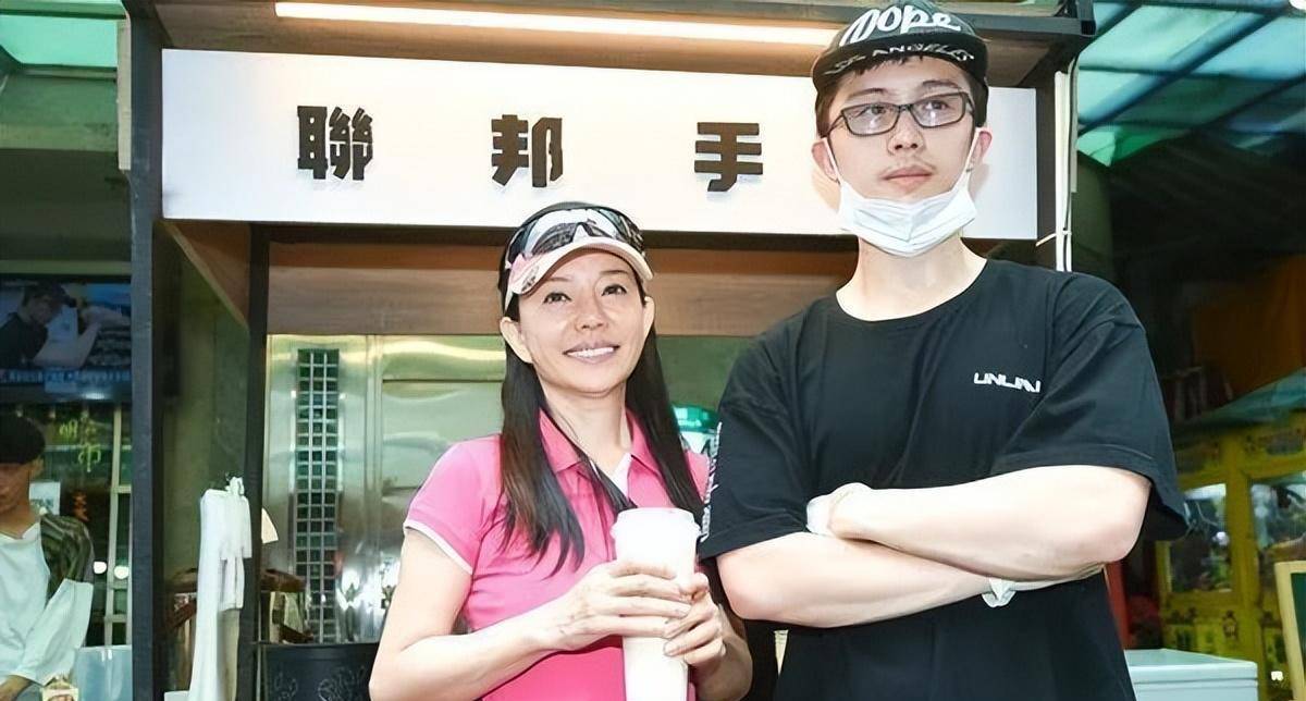 女星狄莺,把儿子当情人养,15岁有生理反应才分床,她真是奇葩_孙鹏