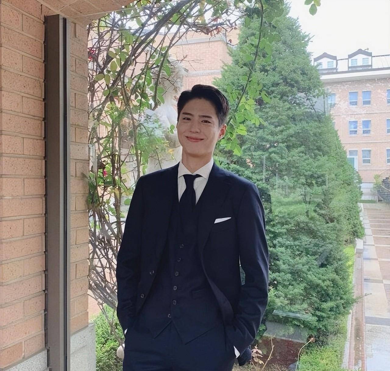 出道11年零负评被称"人间天使",成长经历却令人心酸_父亲_lisa_金泰亨