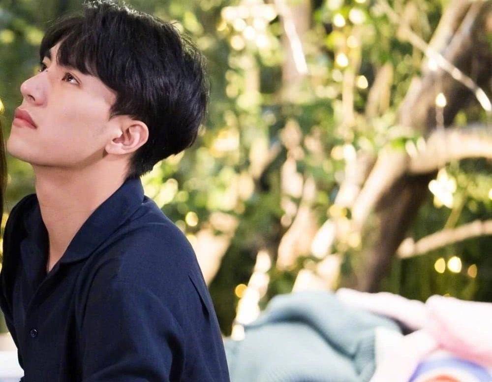 《心动的信号》男嘉宾陈奕辰欲出道,经纪人限制其与女友张天见面_女方