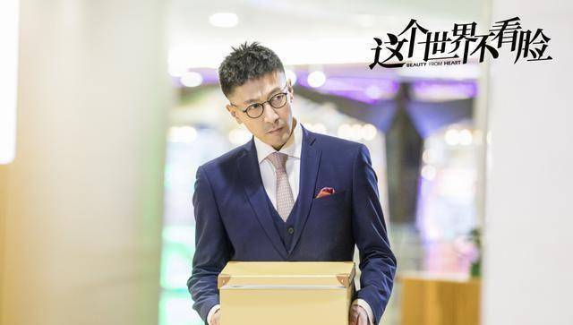 世界不看脸》小挺打三份工,为了梦想和姐姐同时去欧锘应聘_游伟_英树