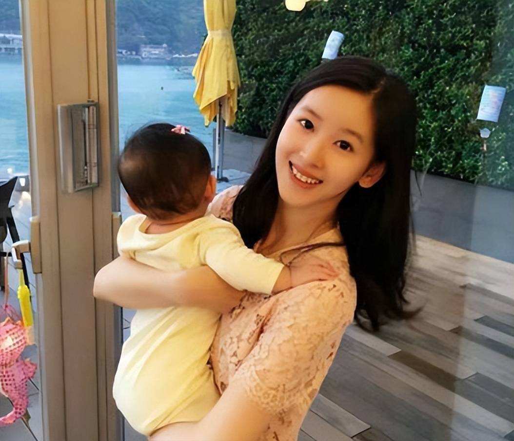 章泽天赴戛纳晚宴,穿抹胸裙勒出副乳,被疑面相变了不如以前清纯_孩子