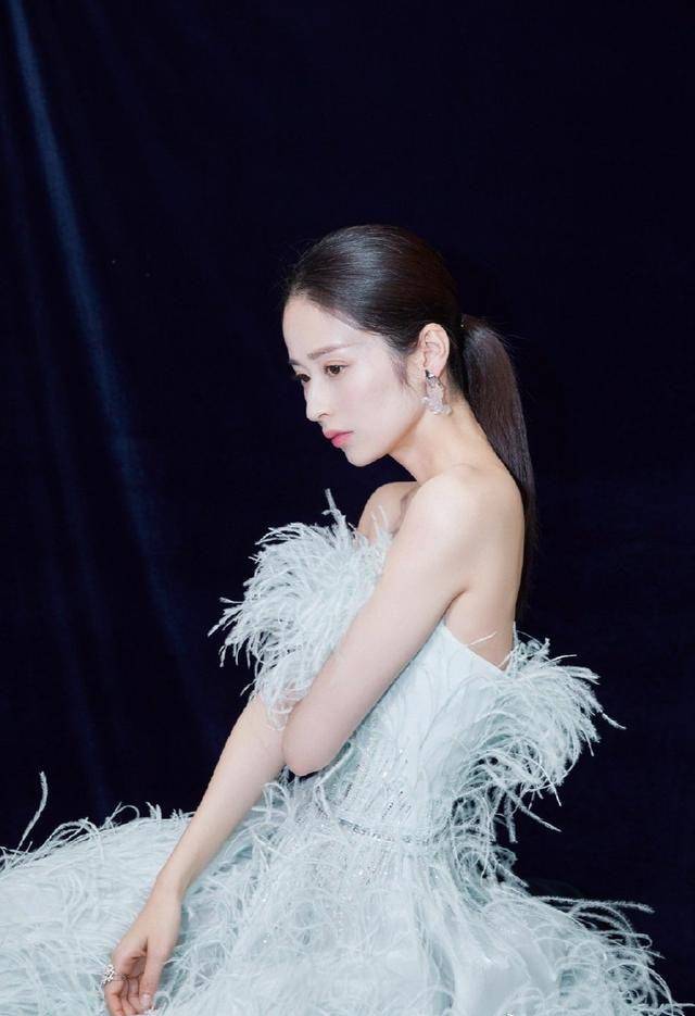 颖儿瘦下来真的是非常的好看,怎么穿都漂亮,穿搭吊带款式的长裙也是