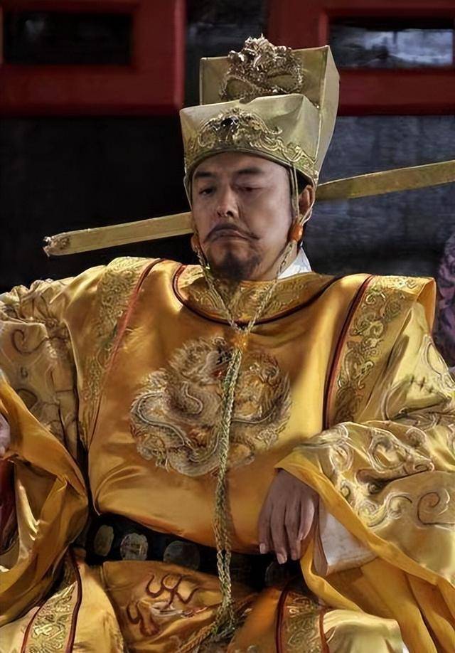 男孩儿爬上龙椅,皇帝问他:天子好当吗?