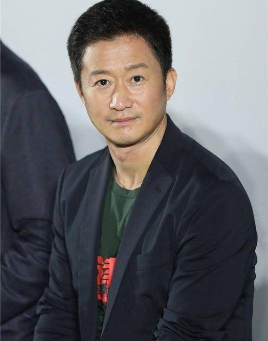 《长津湖》首映:吴京谈感情戏 张家齐赞易烊千玺_父母_弟弟_艾森