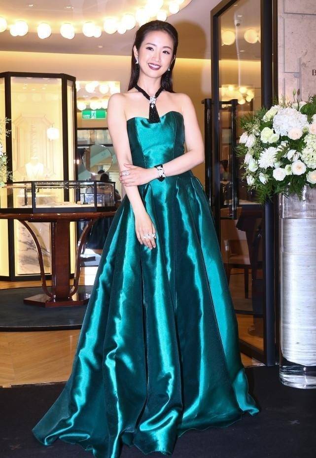 林依晨身材保持得真不错,穿抹身材裙显出骨感身形,看着好似贵妇_裙子