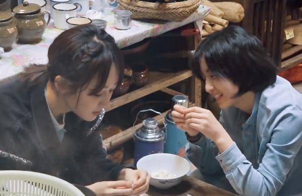 《向往5》迎来最"没架子"嘉宾,给张子枫按脚,妹妹一脸享受_杨紫和