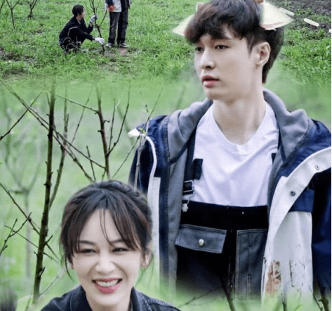 但在一次颁奖盛典上,张艺兴跟杨紫这两个"不太熟"的人聊到却十分