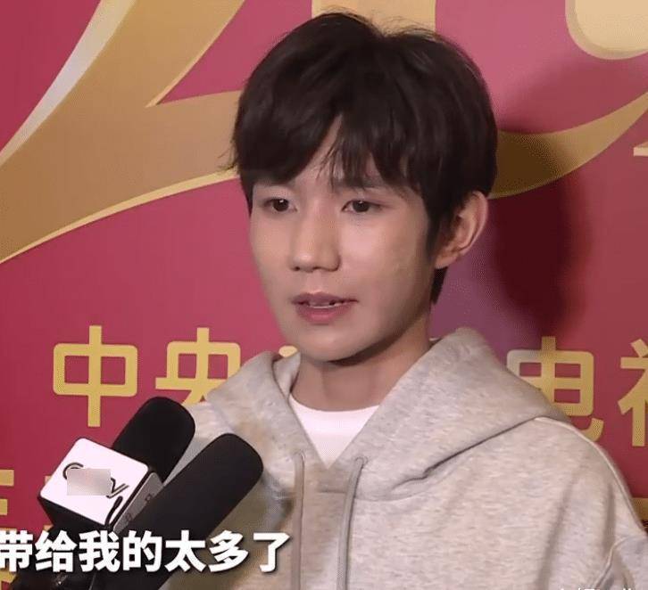 王源再次接受电视采访,在"照妖镜"之下,面部上痘痘很明显!