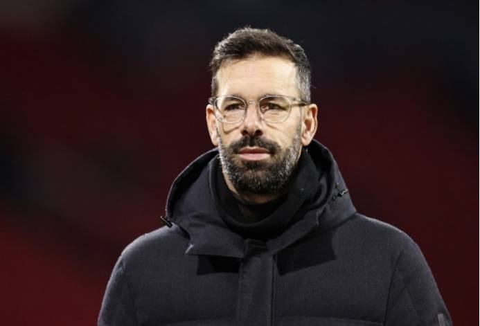 曼联传奇人物范尼在决赛前辞去埃因霍温主帅一职_赛季_离开_教练