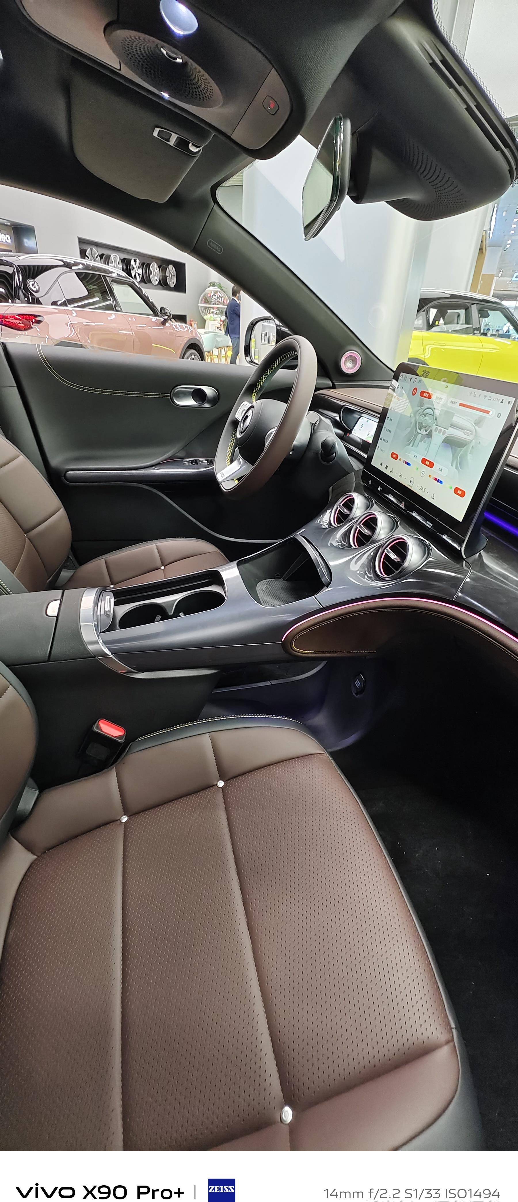 正常的尾箱尺寸,你说它是奔驰,相信大多数人都点头,你说它是smart,嗯