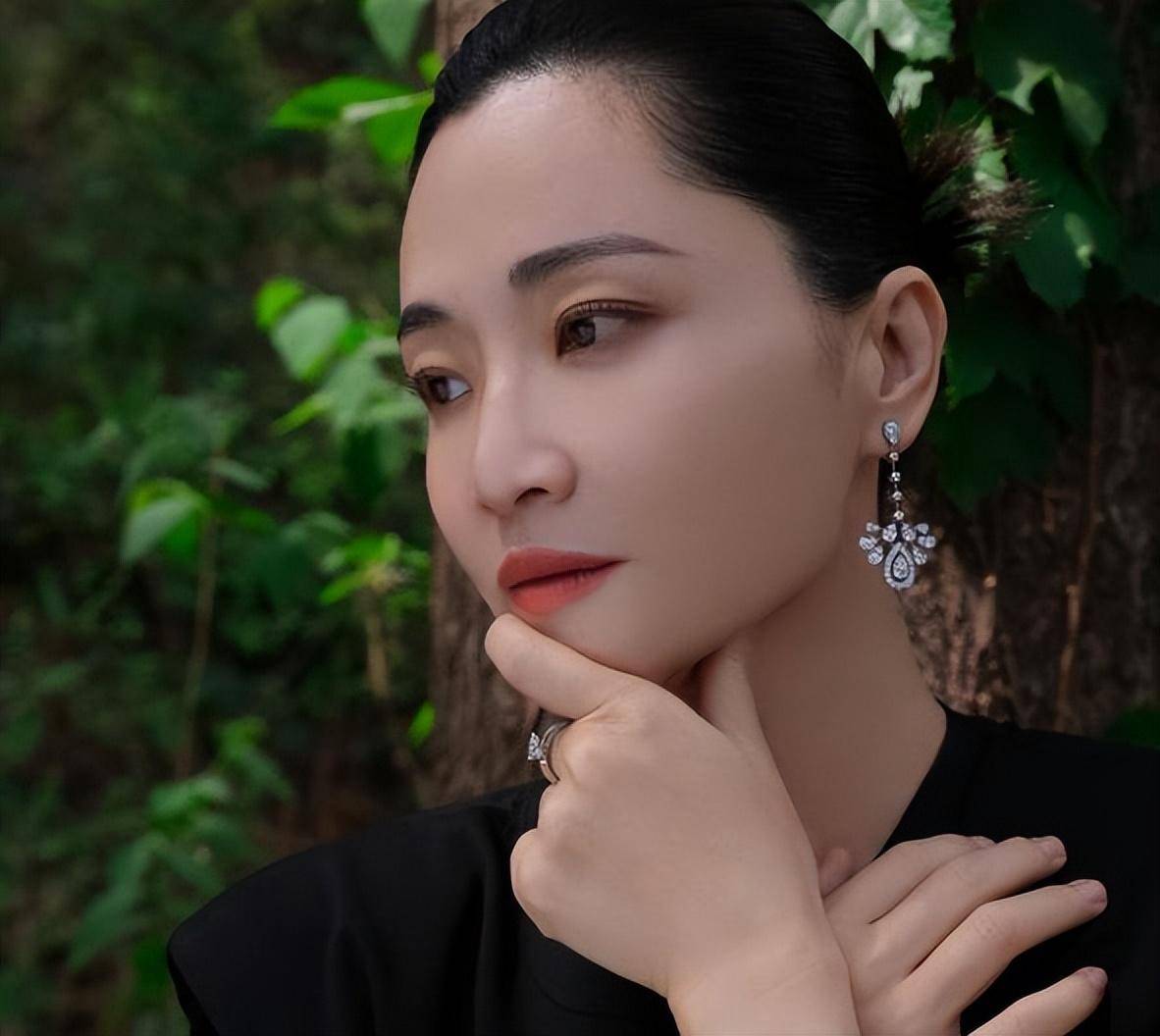 郭柯宇穿露腰长裙拍大片,戴百万珠宝很贵妇,和章贺离婚后变化大_婚姻