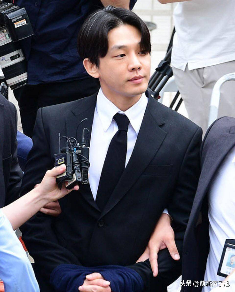 刘亚仁头发白了,逮捕令被驳回,曾隐瞒真实住址对警方撒谎_du_手铐