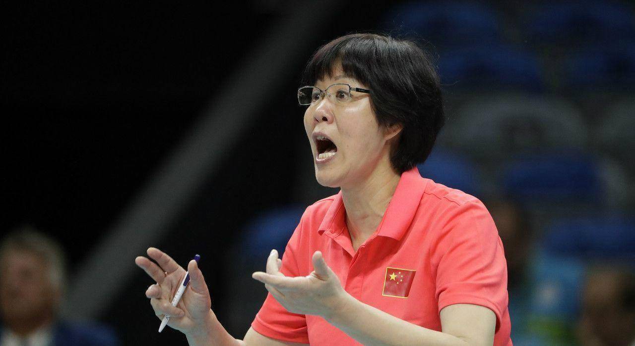 这一幕的剧情是与女排队员开会,有一个队员正掩面哭泣,扮演郎平的巩俐