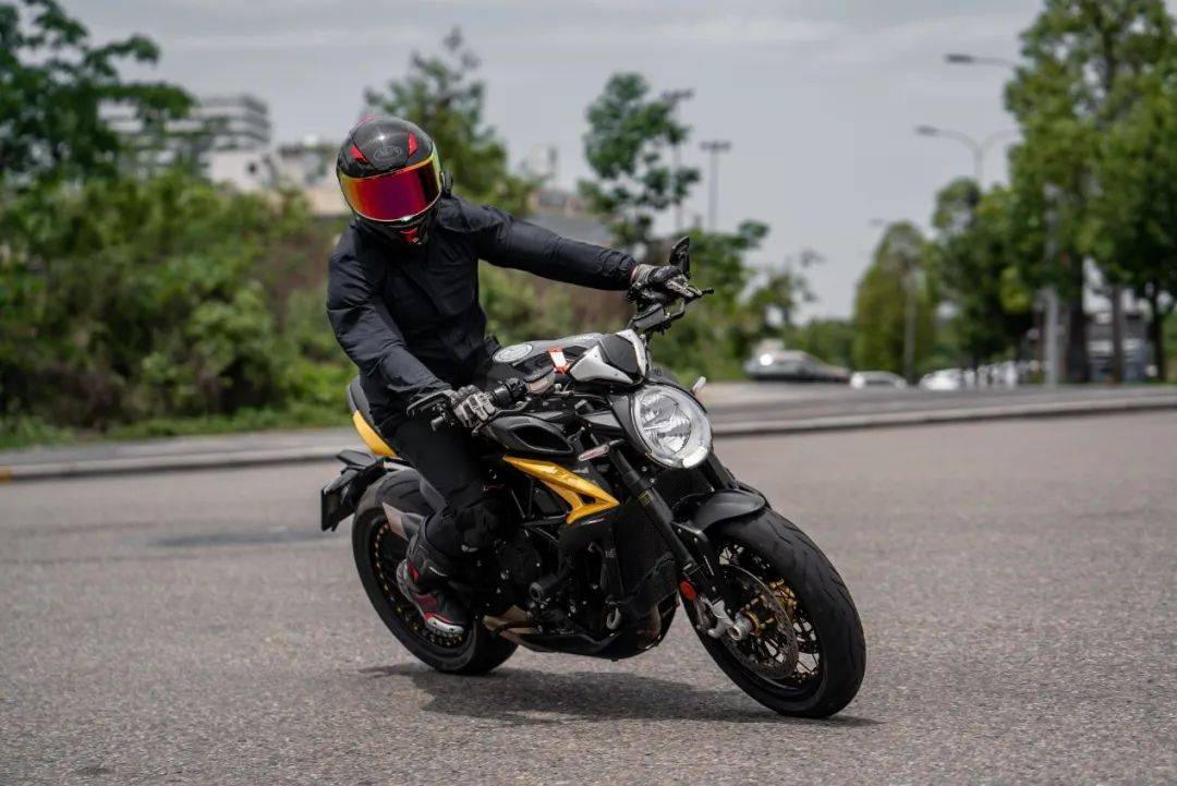 详细测评mv奥古斯塔dragster800rr|不甘世俗的西装暴徒_搜狐汽车_搜狐