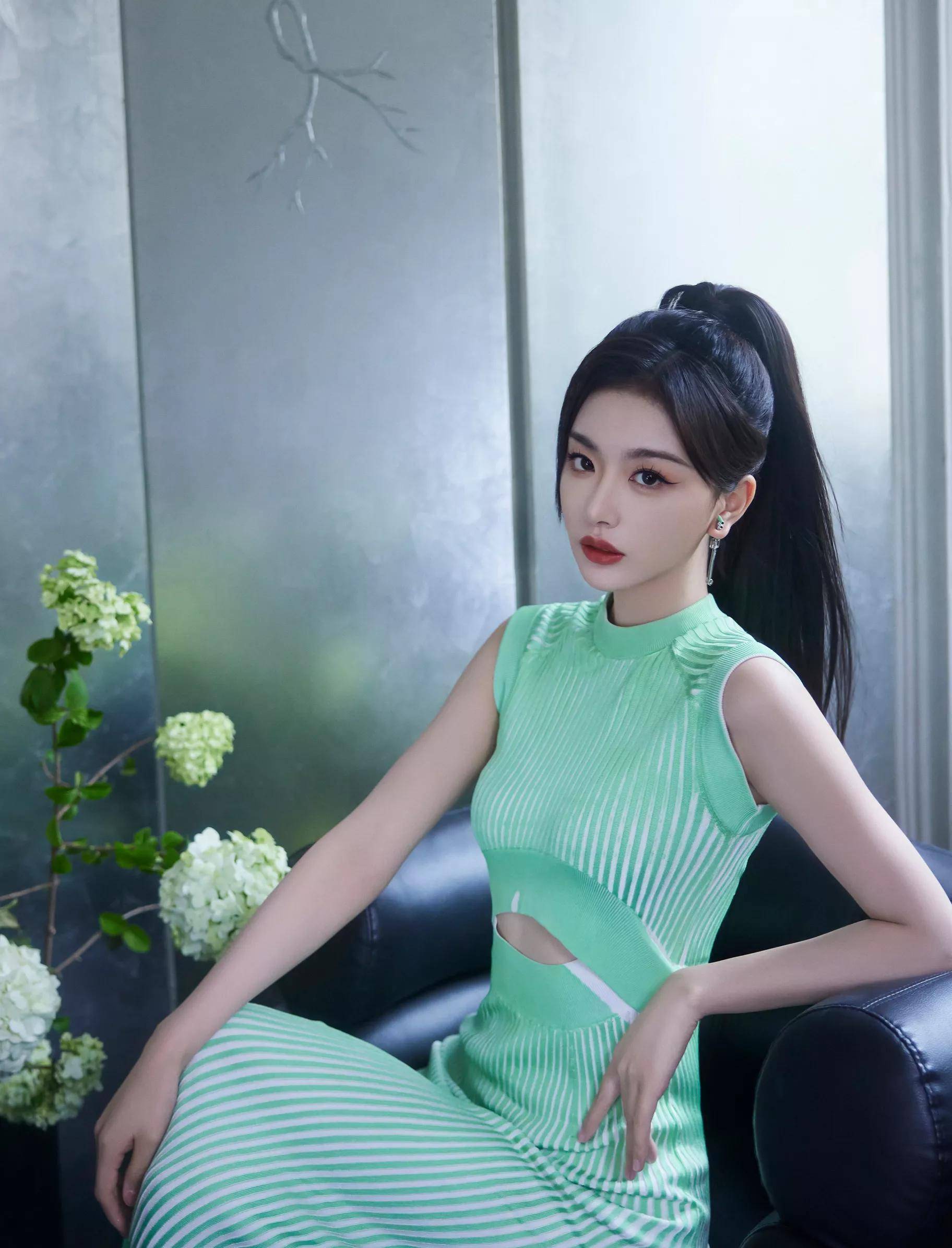 小演员孔雪儿身穿中长款绿色连衣裙,腰线纤细,腰臀比完美_照片_马尾