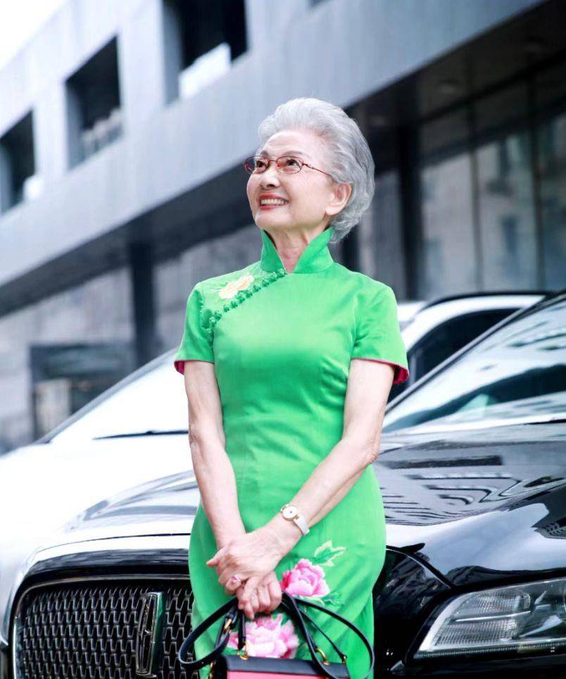 与普通老太太有4个不同之处,乍一看,它们看起来更高级_气质_衣服_女人