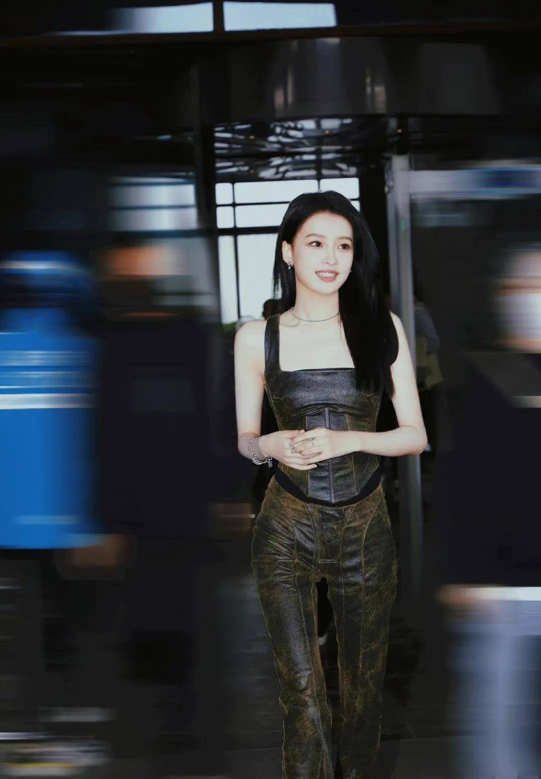 孙怡元音朋克酷girl造型,穿吊带抹身材皮衣套装,变身酷飒辣姐